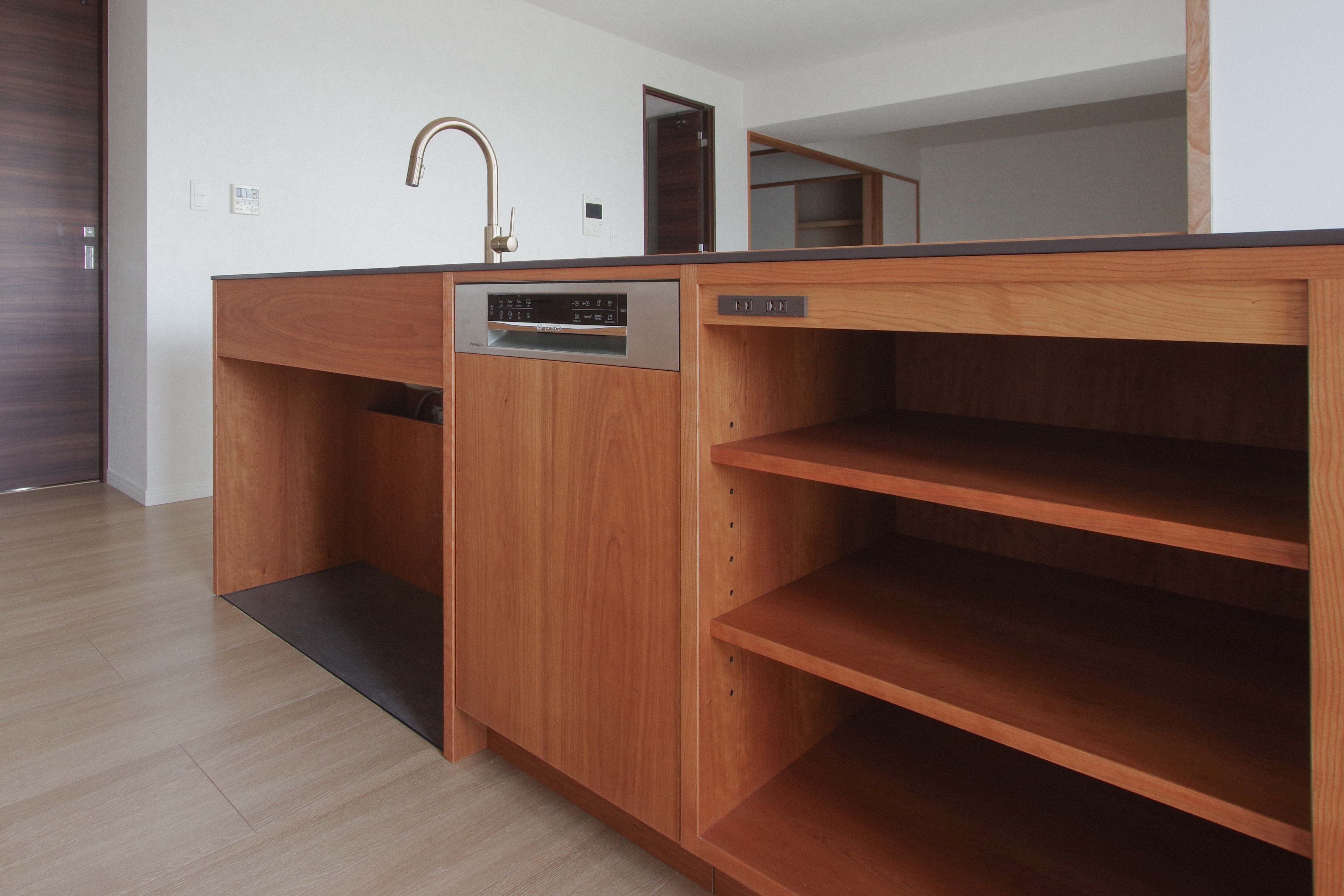 title: コンセントの配置 | Page No,298 | No.9 | sync-furniture | 株式会社 SYNC | 福岡県 家具工房 | オーダーメイドキッチン